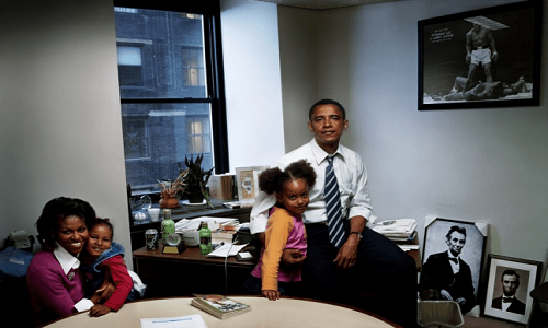 Ông Barack Obama cùng vợ, Michelle và hai con gái, Malia và Sasha, ngồi trong văn phòng ở Chicago năm 2004 trong cuộc “chạy đua” của ông Obama vào chức Thượng nghị sĩ bang Illinois. Ảnh: BA.