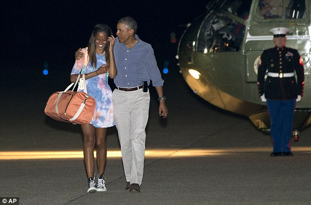 Barack Obama rất yêu hai cô con gái Malia và Sasha. Ảnh: BA.