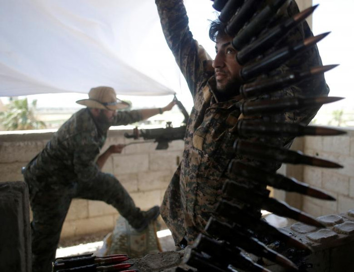 Hai chiến binh thuộc Các đơn vị bảo vệ nhân dân của người Kurd (YPG) ngắm bắn phiến quân IS trong chiến dịch giải phóng Raqqa hôm 21/6.