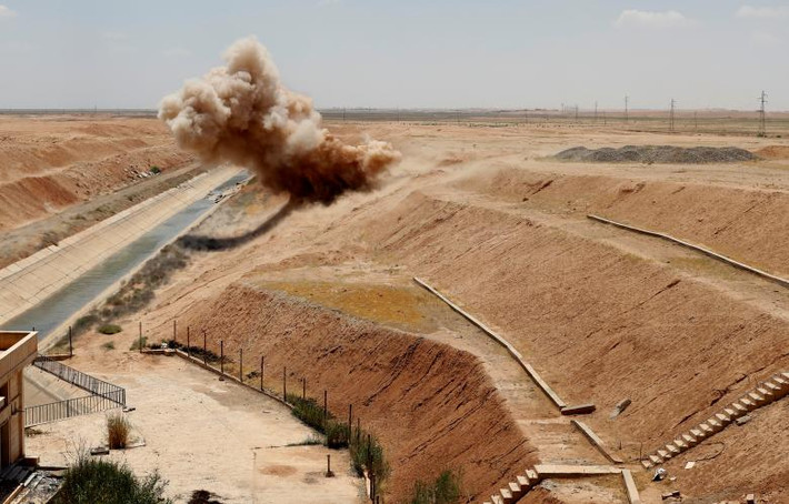 Một thiết bị nổ vừa bị phá hủy ở gần làng Ain Issa hôm 20/6. (Nguồn ảnh: Reuters)