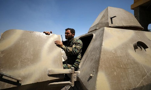 Một chiếc binh thuộc Lực lượng Dân chủ Syria (SDF) trên xe quân sự ở phía Tây tỉnh Raqqa ngày 18/6.
