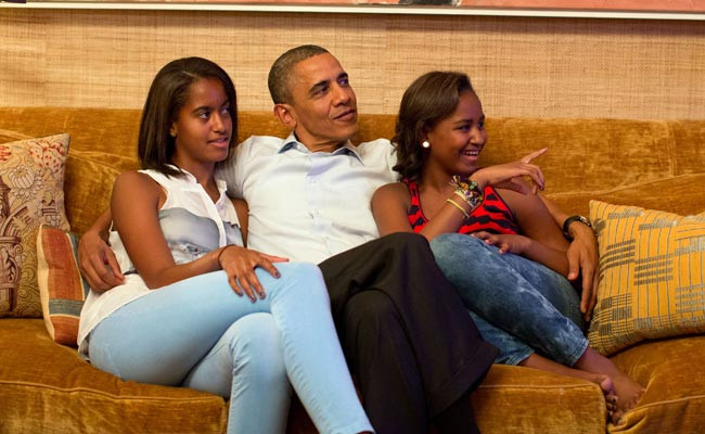 Cựu Tổng thống Obama đã đọc hết loạt truyện Harry Potter cùng cô con gái Malia. Ảnh: BA.