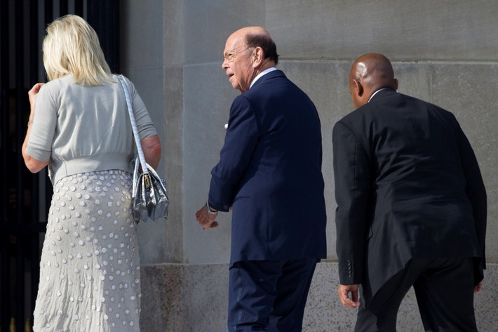 Bộ trưởng Thương mại Mỹ Wilbur Ross tới dự hôn lễ của Bộ trưởng Tài chính Mnuchin. Ảnh: BI.
