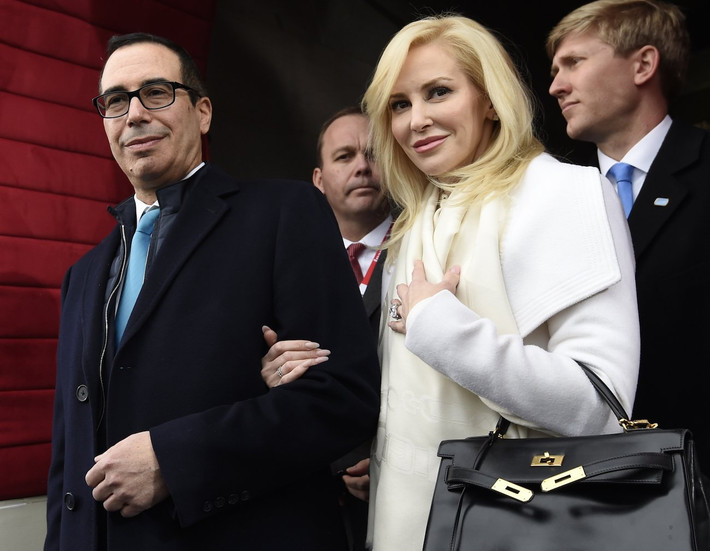 Bộ trưởng Tài chính Steven Mnuchin và Louise Linton tại buổi lễ nhậm chức của ông Mnuchin hồi tháng 1/2017. Ảnh: BI.