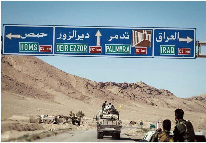 Al Masdara News đưa tin ngày 15/6, một đoàn xe chở dân quân Iraq Harakat Al-Nujaba đã tới khu vực biên giới Iraq-Syria hôm 14/6. Ảnh: AMN.