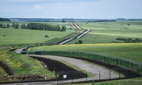 Được biết, trước đây, chưa có hàng rào biên giới thực sự giữa hai nước Nga và Ukraine. Ảnh chụp đoạn hàng rào ngăn cách biên giới Nga-Ukraine. (Nguồn: ER)