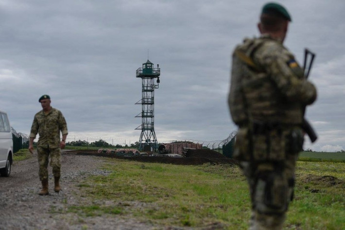 Một số binh sĩ tuần tra ở khu vực biên giới Nga-Ukraine. (Nguồn: ER)