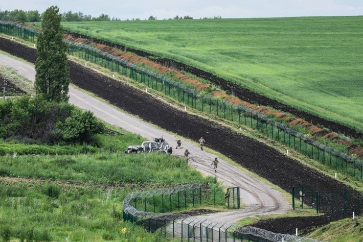 Cựu Thủ tướng Ukraine đã đăng tải những bức ảnh chụp một số đoạn hàng rào biên giới Ukraine-Nga trên trang cá nhân Facebook. (Nguồn: ER)