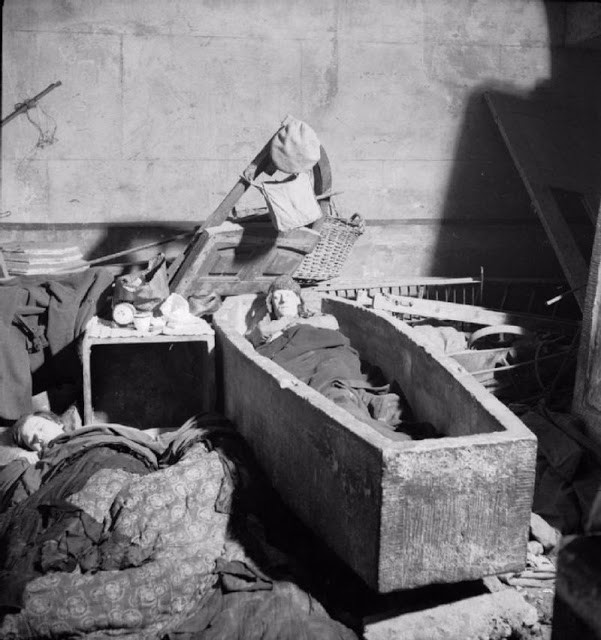 Người đàn ông ngủ tạm trong trong một chiếc quan tài bằng đá ở Đông London hồi tháng 11/1940. Ảnh: VT.