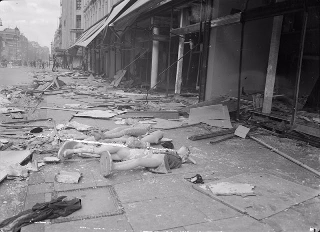 Cảnh ngổn ngang bên ngoài cửa hàng John Lewis trên phố Oxford, thủ đô London, hồi tháng 9/1940. Theo Wikipedia, tính đến cuối tháng 5/1941, hơn 43.000 dân thường, một nửa trong số đó là dân London, đã thiệt mạng trong những cuộc không kích. Ảnh: VT.