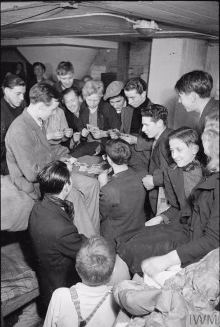 Các bé trai chơi bài trong hầm trú ẩn ở phía đông nam thủ đô London năm 1940. Ảnh: VT.
