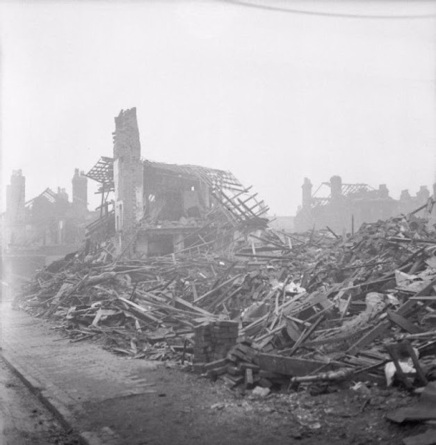 Đống đổ nát ở Aston, thành phố Birmingham, ngày 11/12/1940. Ảnh: VT.