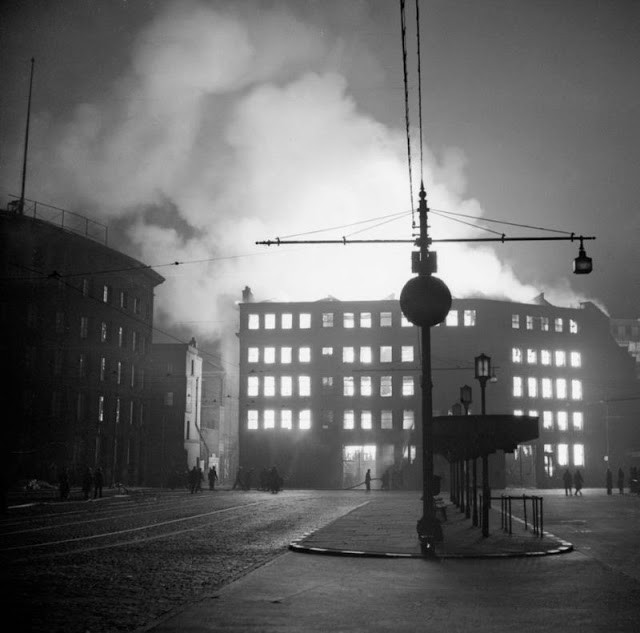 Tòa nhà ở thành phố Manchester bốc cháy sau khi bị oanh kích đêm 23/12/1940. Ảnh: VT.