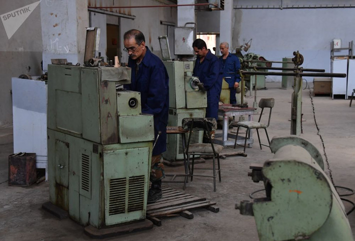 Khá nhiều công nhân làm việc trong nhà máy sửa chữa vũ khí ở Hama trong bối cảnh cuộc chiến chống khủng bố tại Syria vẫn diễn ra ác liệt. Ảnh: Sputnik.