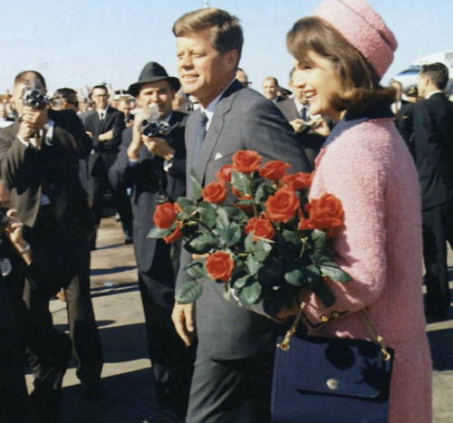 Vợ chồng Tổng thống Kennedy tươi cười khi tới sân bay Love Field ở Dallas vào buổi sáng trong ngày ông bị ám sát. Ảnh: ATI.