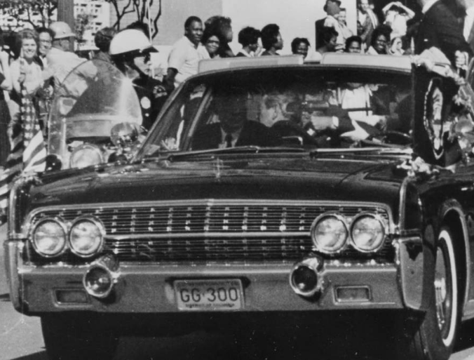 Khoảnh khắc chiếc limousine của Tổng thống Kennedy đi xuống phố Elm ngay sau tiếng súng nổ đầu tiên. Ảnh: ATI.