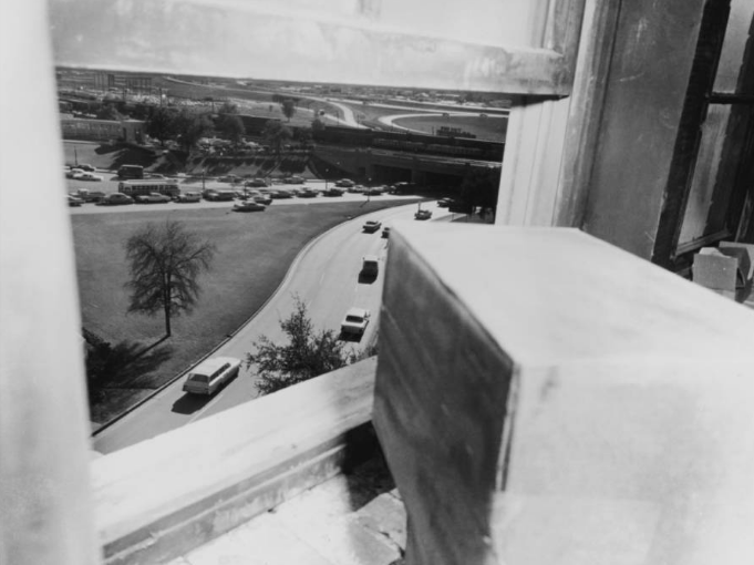Kẻ ám sát được cho là đã bắn Tổng thống Kennedy từ cửa sổ tầng 6 của tòa nhà Texas School Book Depository. Ảnh chụp gần một tiếng sau khi vụ ám sát xảy ra. Ảnh: ATI.