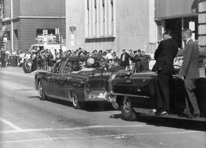 Đoàn xe của Tổng thống Kennedy đi qua tòa nhà Texas School Book Depository ngay trước khi vụ ám sát xảy ra. Ảnh: ATI.