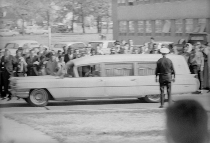 Xe tang chở thi hài cố Tổng thống Kennedy rời khỏi bệnh viện Parkland Memorial trong khi đám đông người dân đứng bên đường. Ảnh: ATI.