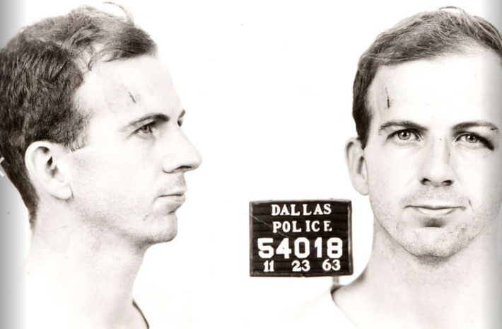 Chân dung kẻ được cho là đã ám sát Tổng thống Kennedy, Lee Harvey Oswald. Ảnh chụp ngày 23/11/1963. Được biết, Oswald đã bị một kẻ bắn chết tại đồn cảnh sát Dallas hôm 24/11/1963. Ảnh: ATI.