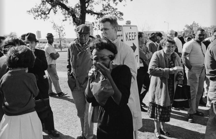 Đám đông người dân chờ tin tức bên ngoài bệnh viện Parkland Memorial, nơi Tổng thống Kennedy được đưa vào cấp cứu sau khi bị bắn hôm 22/11/1963. Ảnh: ATI.