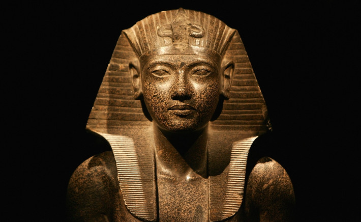 Pharaoh là người cai trị Ai Cập cổ đại. Sau khi qua đời, các Pharaoh sẽ được ướp xác. Được biết, Pharaoh Pepi II là vị hoàng đế trị vì lâu nhất trong lịch sử loài người, với 94 năm cầm quyền. Một trong những bí quyết giúp Pharaoh Pepi II sống lâu chính là vì ông có "tuyệt chiêu" khiến ruồi và các loại côn trùng khác tránh xa mình.