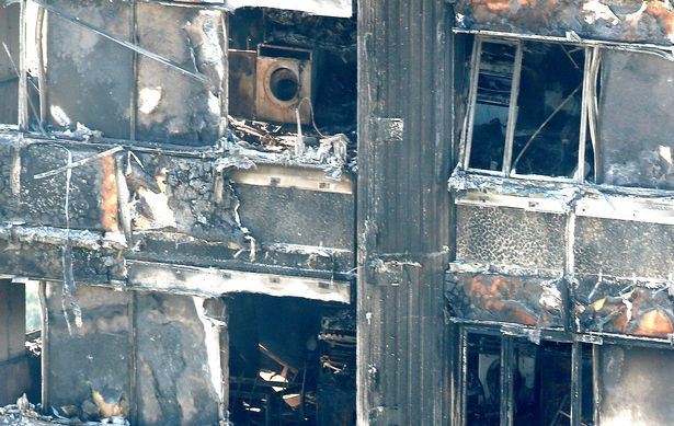 Ảnh chụp bên trong một số căn hộ của tòa chung cư Grenfell Tower nhìn từ xa. Ảnh: Mirror.