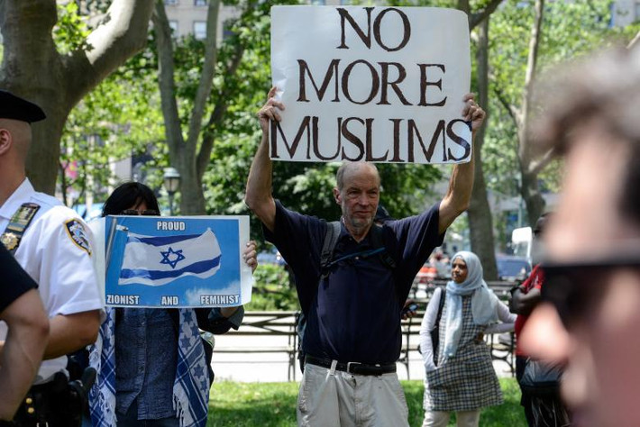 Một người đàn ông tham gia sự kiện “Tuần hành chống Sharia” ở thành phố New York.