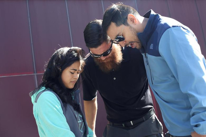 Anthony Parish (giữa) cùng hai người khác cầu nguyện trước cuộc tuần hành chống Sharia ở Seattle.