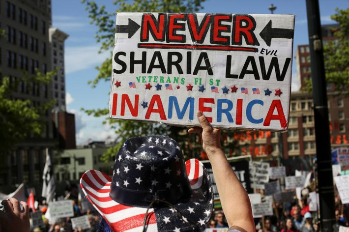 Đám đông tuần hành chống luật Hồi giáo Sharia ở Seattle.