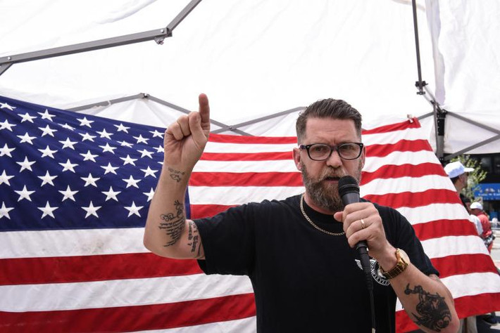 Gavin McInnes phát biểu trong sự kiện “Tuần hành chống Sharia” ở thành phố New York.
