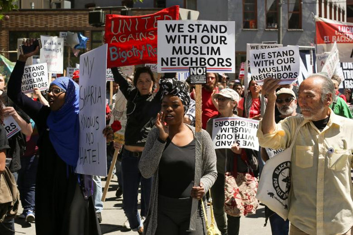 Những người phản đối cuộc biểu tình chống Sharia tuần hành trên đường phố Seattle. (Nguồn ảnh: Reuters)
