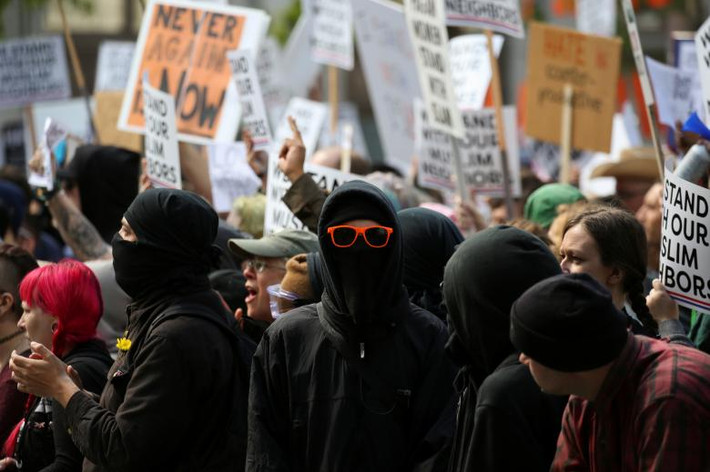 Đám đông người biểu tình phản đối cuộc tuần hành chống Sharia ở Seattle.