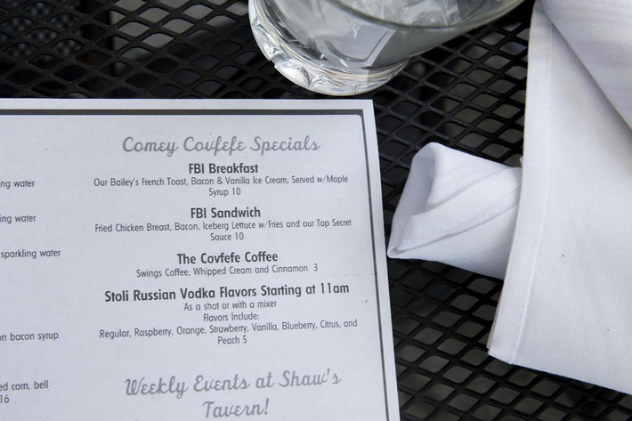 Thực đơn đặc biệt tại quán bar Shaw’s Bar trong ngày diễn ra phiên điều trần của ông Comey. Ảnh: EPA.