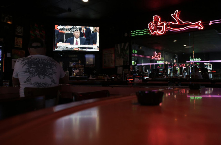 Bên trong quán bar Mac’s Club Deuce ở thành phố Miami Beach, bang Florida, ngày 8/6. Ảnh: AP.