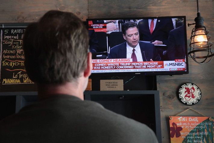 Hình ảnh ông Comey trong phiên điều trần được chiếu trên truyền hình. Ảnh: Getty Images.