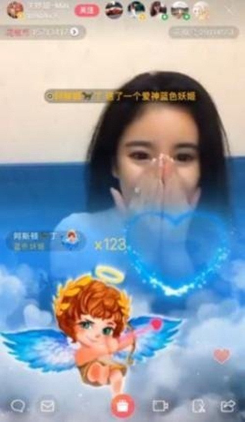Món quà từ trên trời rơi xuống này khiến nữ streamer quá đỗi bất ngờ. Ban đầu cô không tin, vì trước đó chỉ nghĩ là chuyện đùa vui nên mới yêu cầu cao như vậy. Không ngờ sau câu nói của mình, ngay lập tức liên tiếp những bông hoa xanh hiện lên màn hình, cô đã bị sốc: "100 cơ á". Cuối cùng, khi 500 bông hoa được tặng hết, nữ streamer dường như bị choáng váng, vài giây sau cô đã bật khóc ngay trên stream.