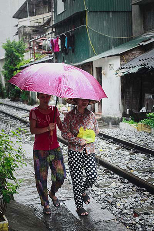 Họ đã quen sống với không gian náo nhiệt ồn ào và chật hẹp mà những toa tàu mang đến.