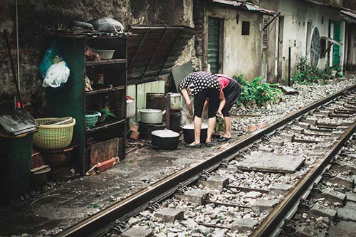 Mọi sinh hoạt từ nấu nướng, giặt giũ, rửa bát ... đều được người dân thực hiện bên đường tàu chạy. Tất cả đã trở thành thói quen bình thường trong cuộc sống của họ.