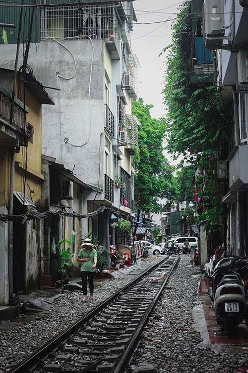 Nhịp sống thường nhật trên đường tàu số 8 Điện Biên Phủ vẫn trôi qua dù mối nguy hiểm từ đường ray vẫn rình rập họ mỗi ngày.