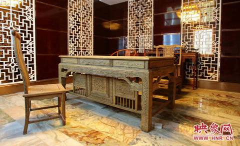 Royal No.1 từng là câu lạc bộ đêm ăn chơi nổi tiếng ở Trịnh Châu (Hà Nam, Trung Quốc). Tuy nhiên, hồi năm 2014, cơ quan chức năng của Hà Nam (Trung Quốc) đã phát hiện hoạt động mại dâm tại câu lạc bộ này. Theo đó, 133 người đã bị chuyển cho cơ quan chức năng xử lý, vì bị tình nghi có dính líu tới đường dây mại dâm này.