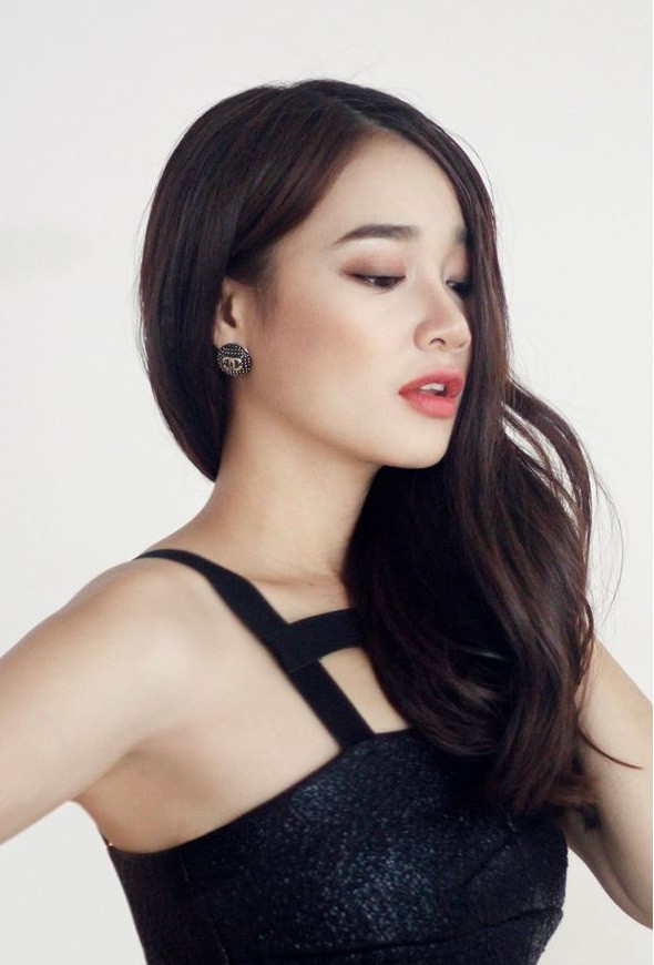 Nhã Phương là một trong những nữ diễn viên được khán giả trẻ yêu mến và được đạo diễn gửi gắm nhiều vai nặng ký. Sau khi phủ sóng với vai Linh trong bộ phim hợp tác với Hàn Quốc Tuổi Thanh Xuân, Nhã Phương tiếp tục tham gia một dự án khác mang tên Khúc Hát Mặt Trời - bộ phim hợp tác với Nhật Bản. Để đạt được thành công như ngày hôm nay, cô đã trải qua một quá trình phấn đấu trong suốt thời gian dài.