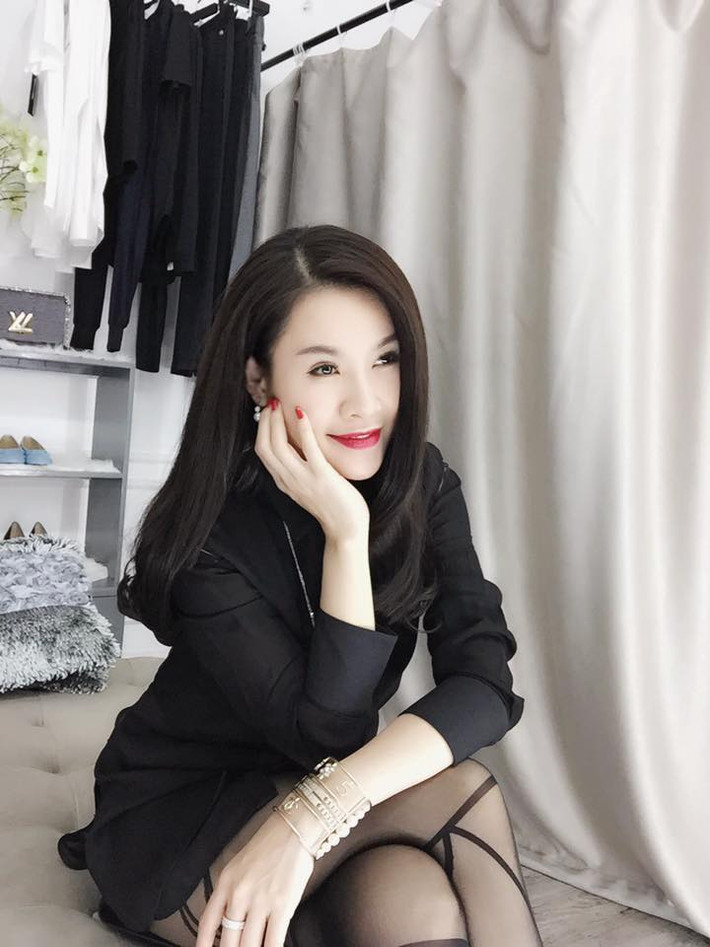 Quế Vân sinh năm 1983 được công chúng biết đến với vai trò là người mẫu, ca sỹ dòng nhạc trẻ và sự nghiệp của cô chẳng có gì nổi bật ngoài những scandal.