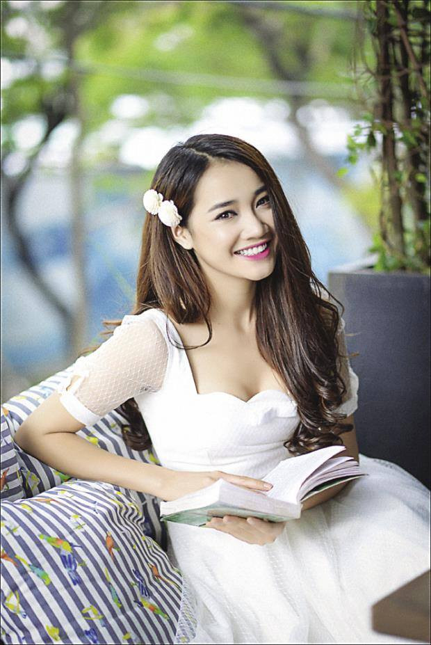 Hot girl bánh bèo Nhã Phương được biết đến với tư cách là bạn gái tin đồn của Trường Giang kể từ khi ra mắt bộ phim "49 ngày yêu" do cả hai đảm nhận vai diễn chính. Mặc dù chưa bao giờ công khai chuyện tình cảm song công chúng vẫn đánh giá họ là một cặp đôi đẹp của làng giải trí nói chung, điện ảnh nói riêng.