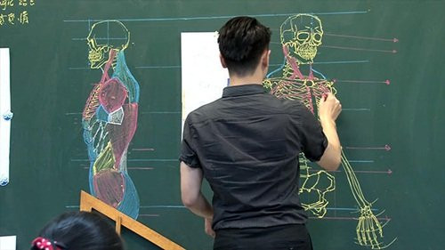 Thầy Bân hi vọng, bằng cách này sẽ giúp cho sinh viên học được cách kết hợp giải phẫu học và nghệ thuật. Thầy cho rằng, sinh viên thường gặp phải một số khó khăn khi vẽ cơ thể người, đó là không nắm được tỷ lệ cơ thể...