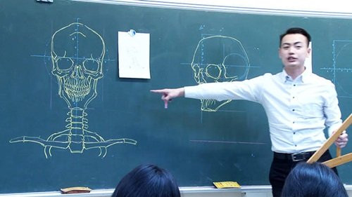 Gần đây, cư dân mạng Trung Quốc xôn xao bởi một thầy giáo đẹp trai, nổi tiếng trên mạng với việc vẽ xương người trên bảng đen. Những hình vẽ hết sức chi tiết và sống động như thật khiến nhiều người tưởng nhầm đây là giáo viên trường Y. Thực tế thầy giáo trẻ tuổi này là giảng viên thiết kế trực quan. Thầy vẽ những hình vẽ này với mục đích giới thiệu cho sinh viên phương pháp xác định các bộ phận cơ thể con người.