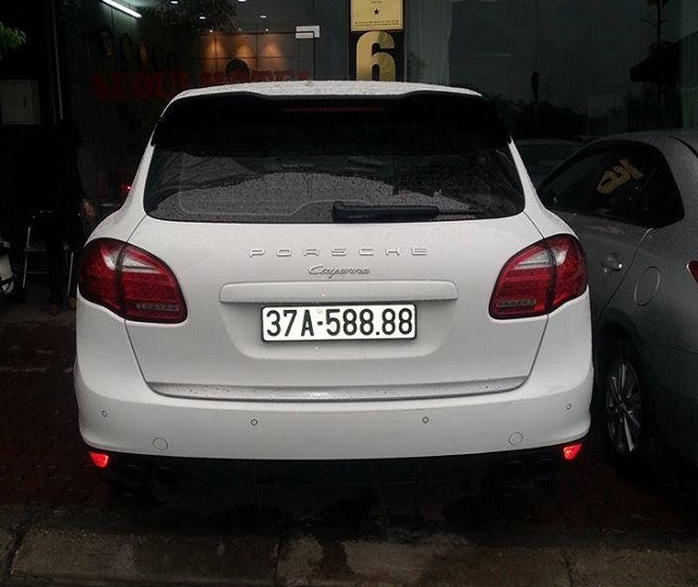 Thêm một chiếc Porsche Cayenne được cấp biển đẹp "nhảy cóc" vào năm 2014 với biển 37A-588.88 khi mà đầu số cấp lúc đó mới là đầu 3.