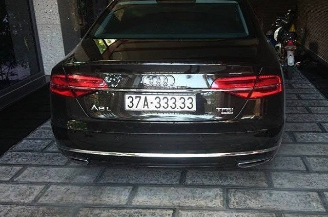 Audi A8L giá khoảng 4,5 tỷ đồng mang biển "ngũ quý 3" xuất hiện ở Nghệ An đầu năm 2016 khiến dư luận không khỏi ngỡ ngàng về "chiếc xe sang, biển đẹp" này.