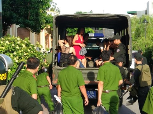 Hơn 15 lượt xe đặc chủng được huy động để làm nhiệm vụ. Ảnh: Tiền phong.