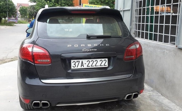 Chiếc Porsche Cayenne xuất hiện năm 2013 ở Nghệ An được cấp biển siêu đẹp "ngũ quý 2". Theo phong thủy Việt Nam thì ngũ quý 2 biểu trưng cho sự hạnh phúc, suôn sẻ luôn có đôi có cặp.